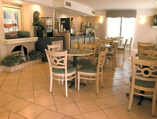 Super 8 by Wyndham Austin South / I-35 hotel detail image 1