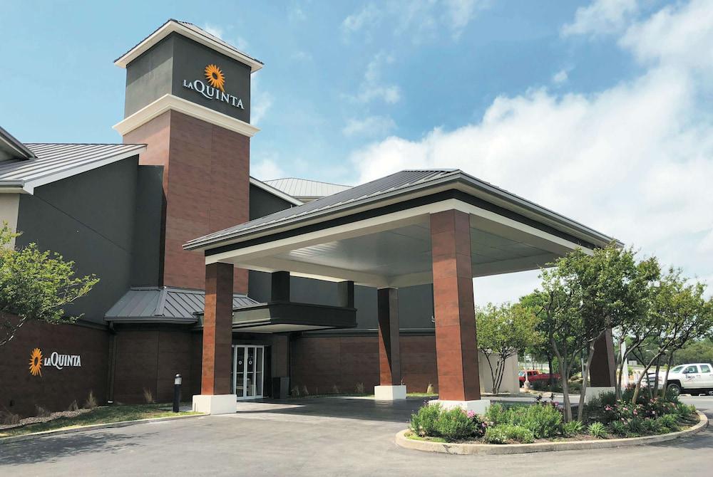 La Quinta Inn & Suites by Wyndham Austin Airport hotel hero