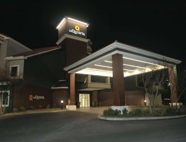 La Quinta Inn & Suites by Wyndham Austin Airport hotel detail image 1