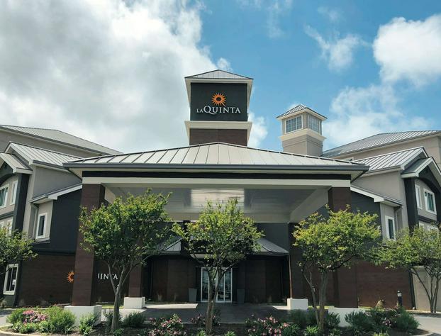 La Quinta Inn & Suites by Wyndham Austin Airport hotel detail image 2