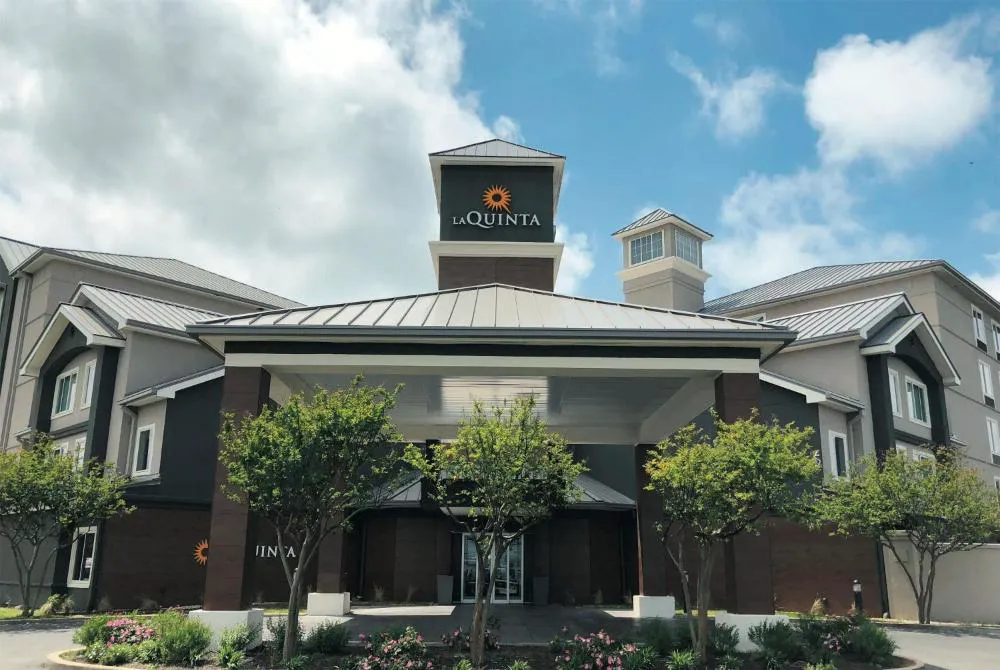 La Quinta Inn & Suites by Wyndham Austin Airport hotel hero