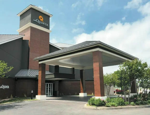 La Quinta Inn & Suites by Wyndham Austin Airport hotel detail image 1