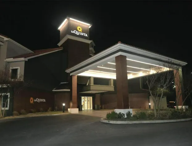 La Quinta Inn & Suites by Wyndham Austin Airport hotel detail image 2