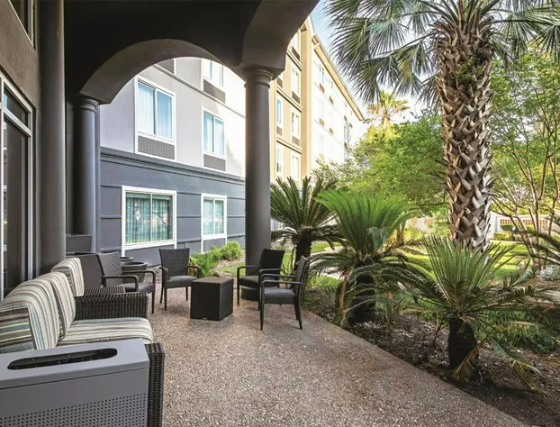La Quinta Inn & Suites by Wyndham Austin Airport hotel detail image 3
