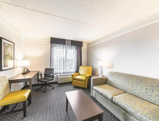 La Quinta Inn & Suites by Wyndham Austin Airport hotel detail image 4