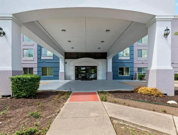 Comfort Suites Austin Airport hotel detail image 2