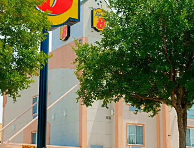 Super 8 by Wyndham Irving/DFW Apt/North hotel detail image 2