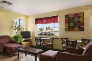 Howard Johnson by Wyndham Grand Prairie Near Lone Star Park hotel detail image 1