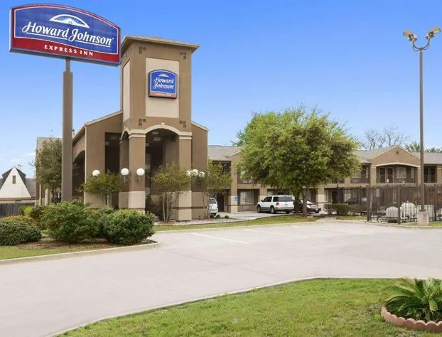 Howard Johnson by Wyndham Grand Prairie Near Lone Star Park hotel detail image 1
