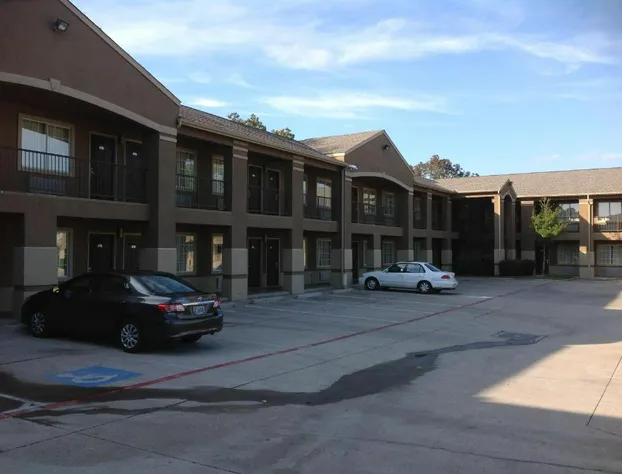 Howard Johnson by Wyndham Grand Prairie Near Lone Star Park hotel detail image 3