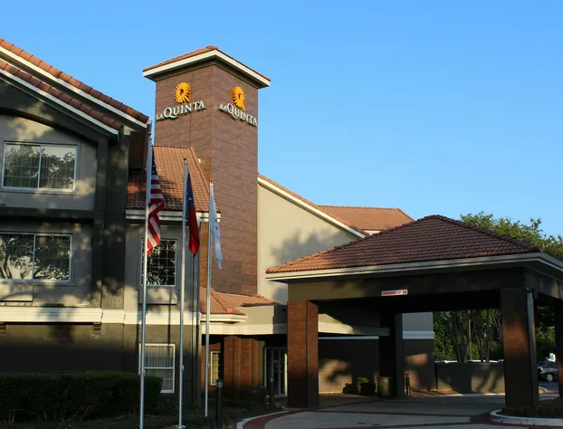 La Quinta Inn & Suites by Wyndham Dallas - Addison Galleria hotel detail image 3