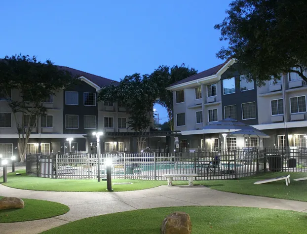 La Quinta Inn & Suites by Wyndham Dallas - Addison Galleria hotel detail image 1