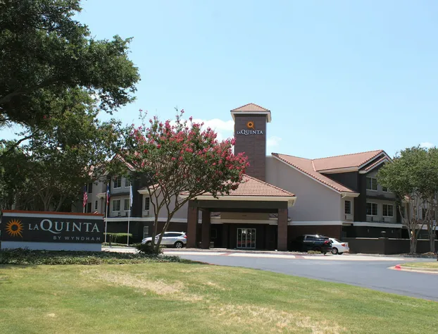 La Quinta Inn & Suites by Wyndham Dallas - Addison Galleria hotel detail image 2