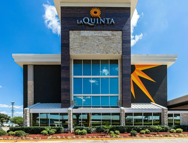 La Quinta Inn & Suites by Wyndham Dallas I-35 Walnut Hill Ln hotel detail image 1