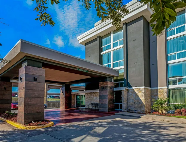 La Quinta Inn & Suites by Wyndham Dallas I-35 Walnut Hill Ln hotel detail image 2