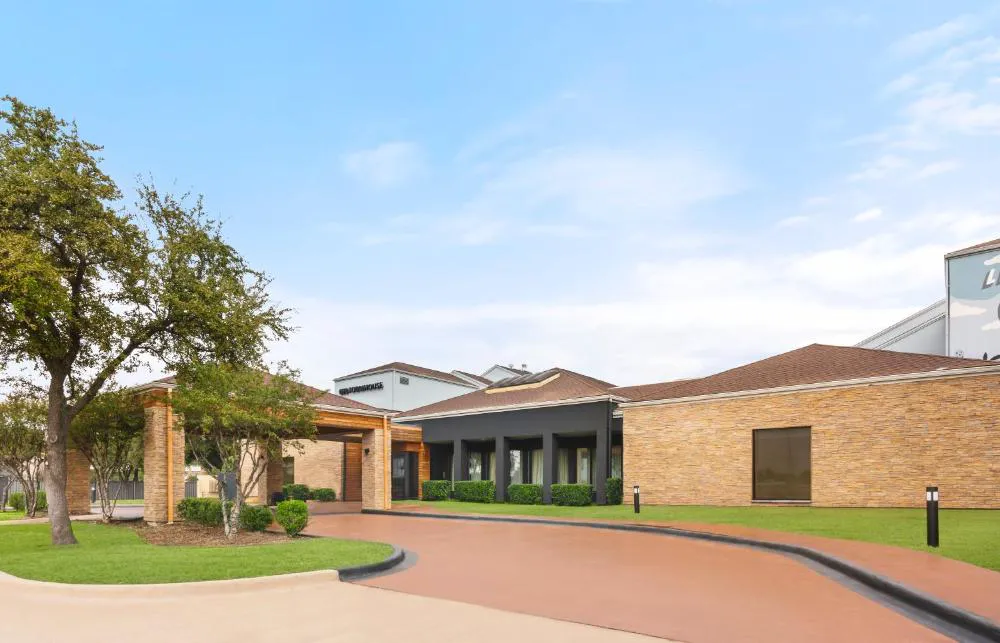 Super 8 by Wyndham Dallas Love Field Airport hotel hero