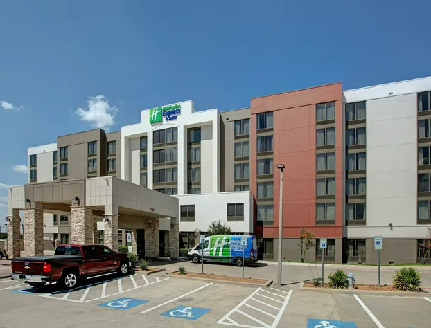 Holiday Inn Express Hotel & Suites DFW Airport South by IHG hotel detail image 4