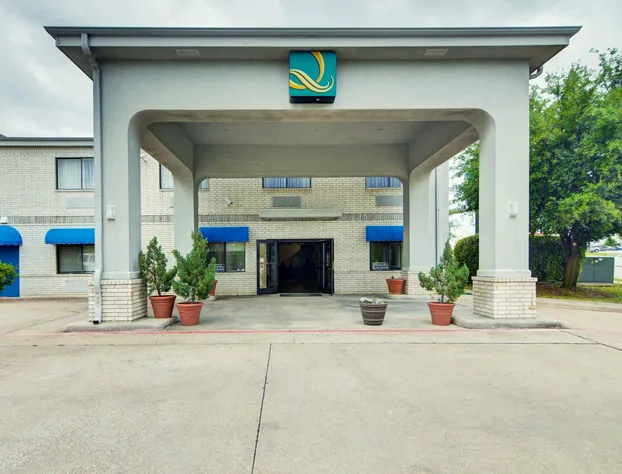 Quality Inn & Suites Grand Prairie South hotel detail image 2