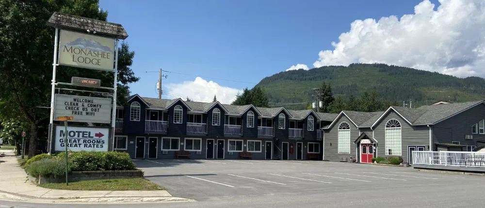 Monashee Lodge hotel hero