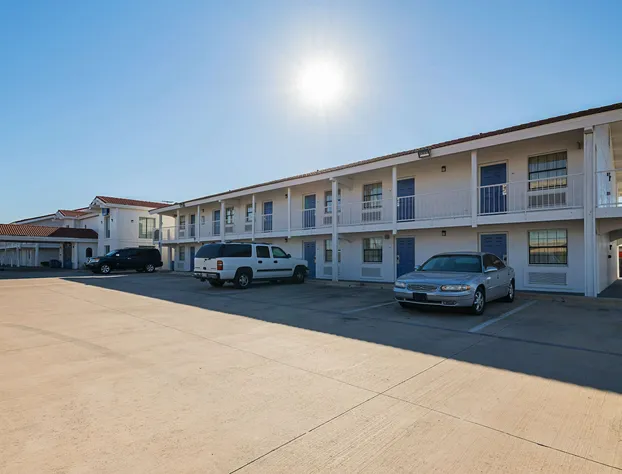 Motel 6 Grand Prairie, TX - Interstate 30 hotel detail image 1