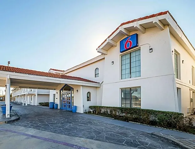 Motel 6 Grand Prairie, TX - Interstate 30 hotel detail image 1