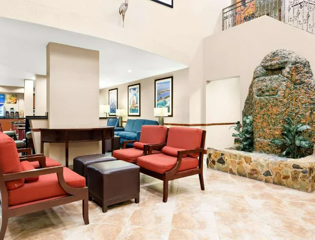 Comfort Suites Tampa Airport North hotel detail image 4