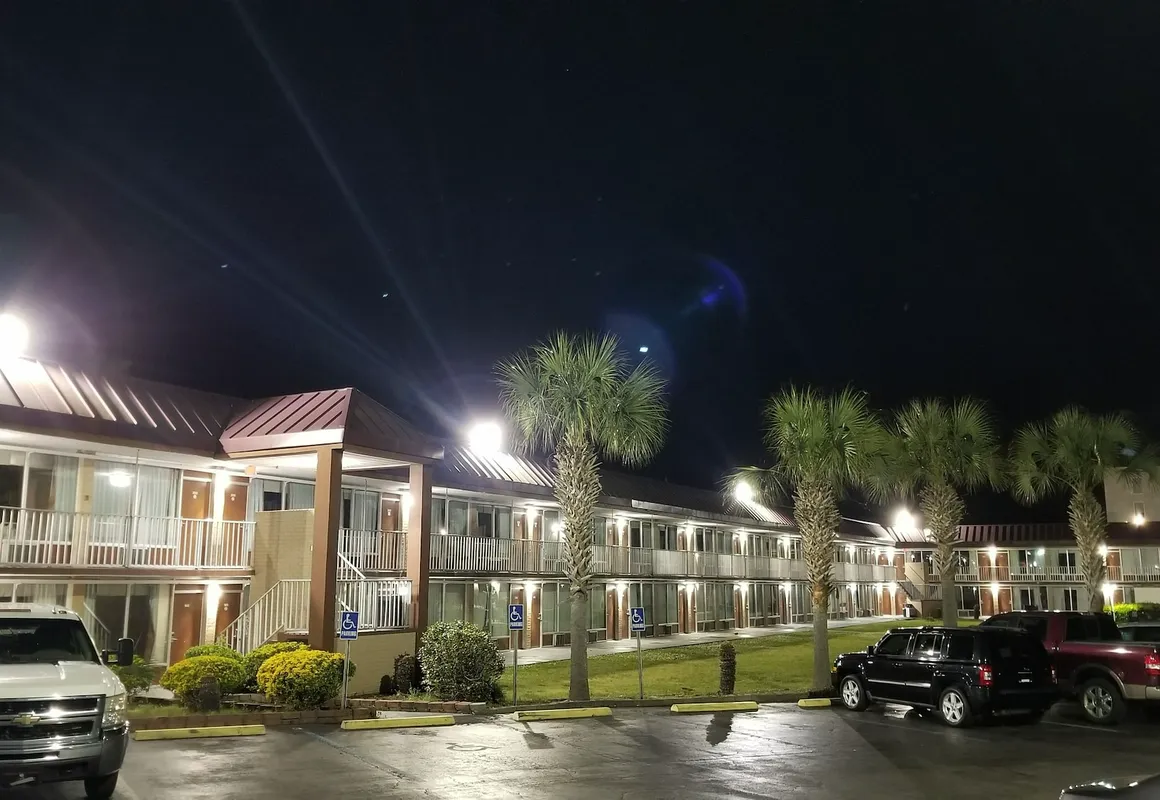 Days Inn & Suites by Wyndham Charleston Airport West hotel hero