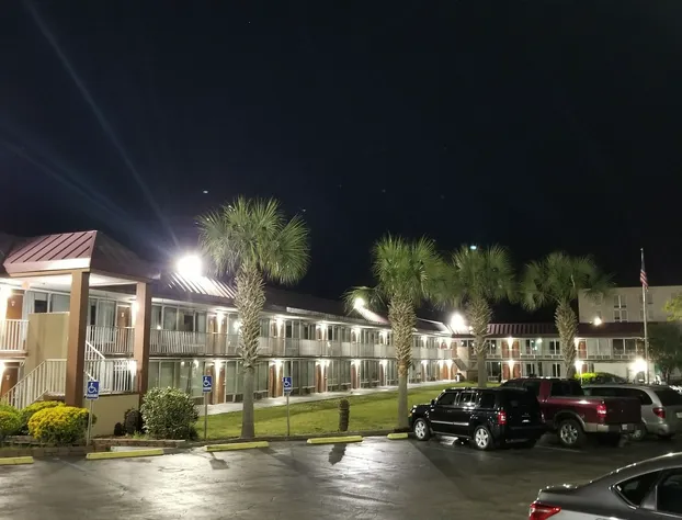 Days Inn & Suites by Wyndham Charleston Airport West hotel detail image 1