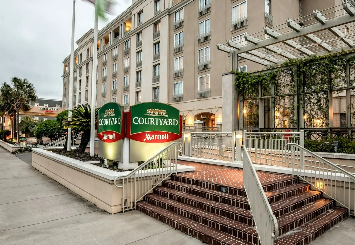 Courtyard Charleston Historic District hotel hero