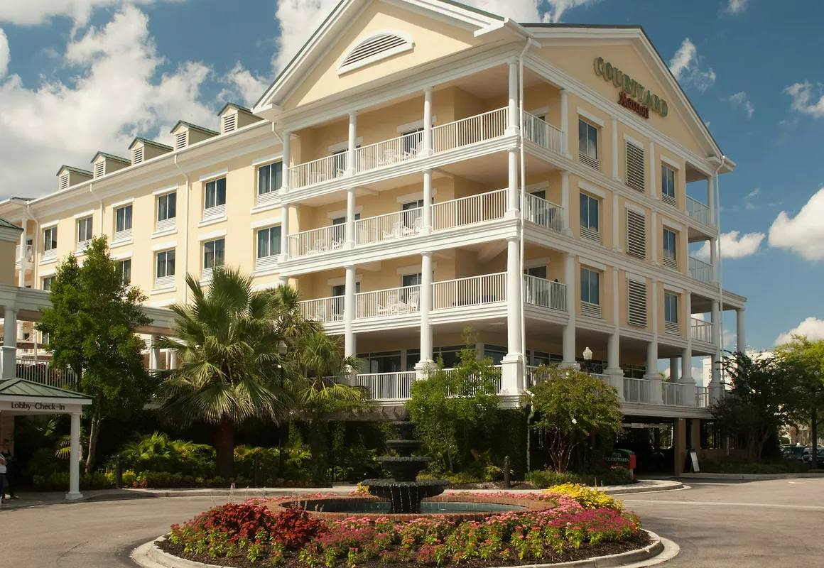 Courtyard Charleston Waterfront by Marriott hotel hero