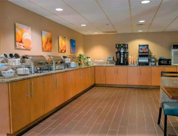 Comfort Inn & Suites Patriots Point hotel detail image 4