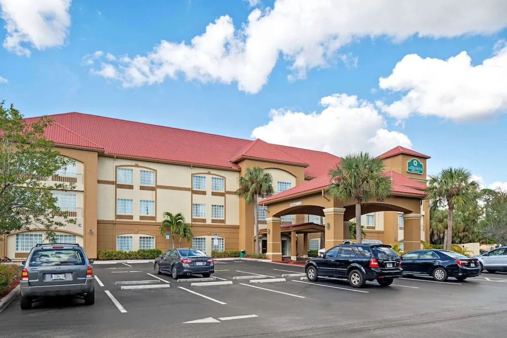 La Quinta Inn and Suites Fort Myers I-75 hotel hero