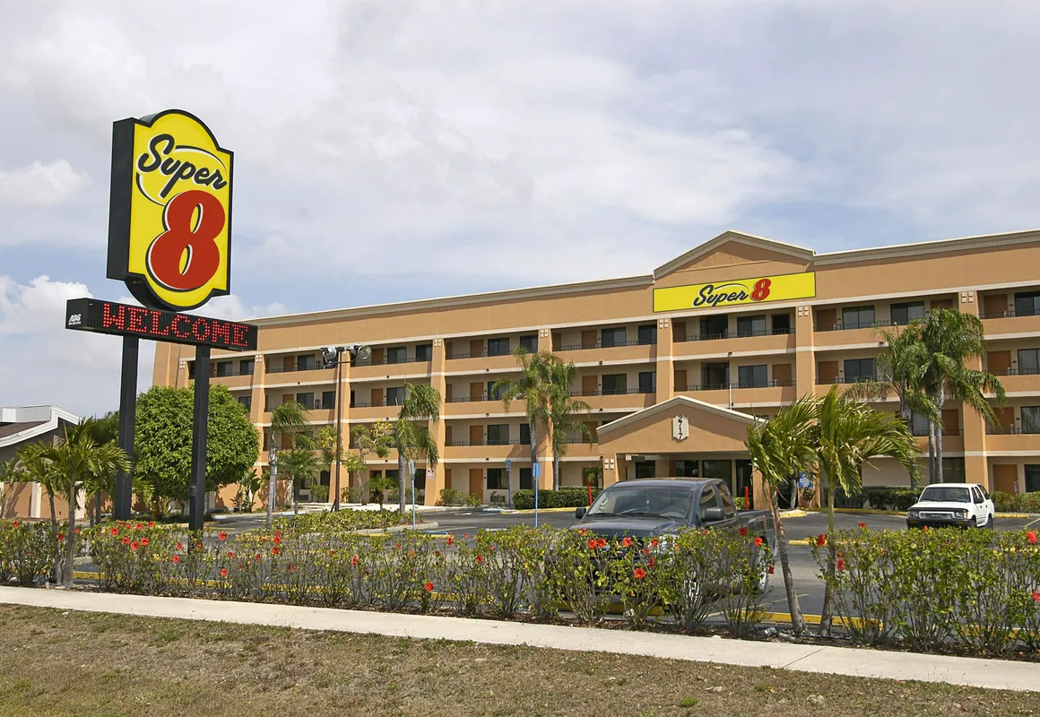 Super 8 by Wyndham Fort Myers hotel hero