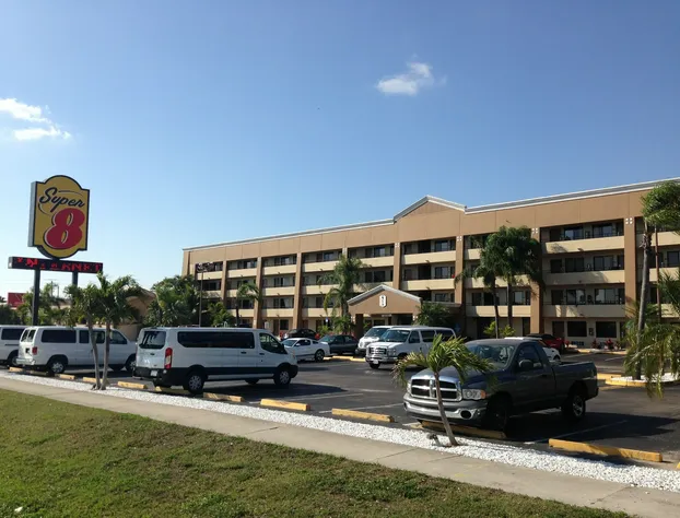 Super 8 by Wyndham Fort Myers hotel detail image 1
