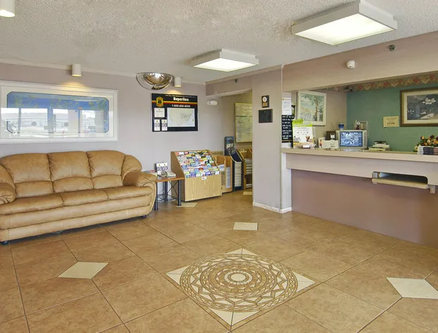 Super 8 by Wyndham Fort Myers hotel detail image 2