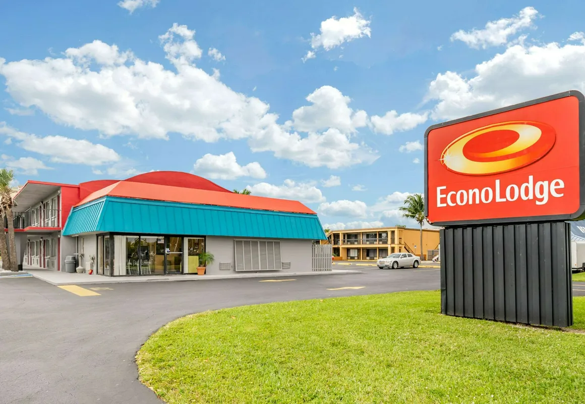 Econo Lodge Fort Myers North hotel hero