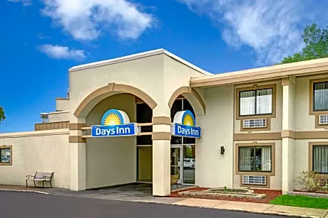 Days Inn by Wyndham Bloomington West hotel hero