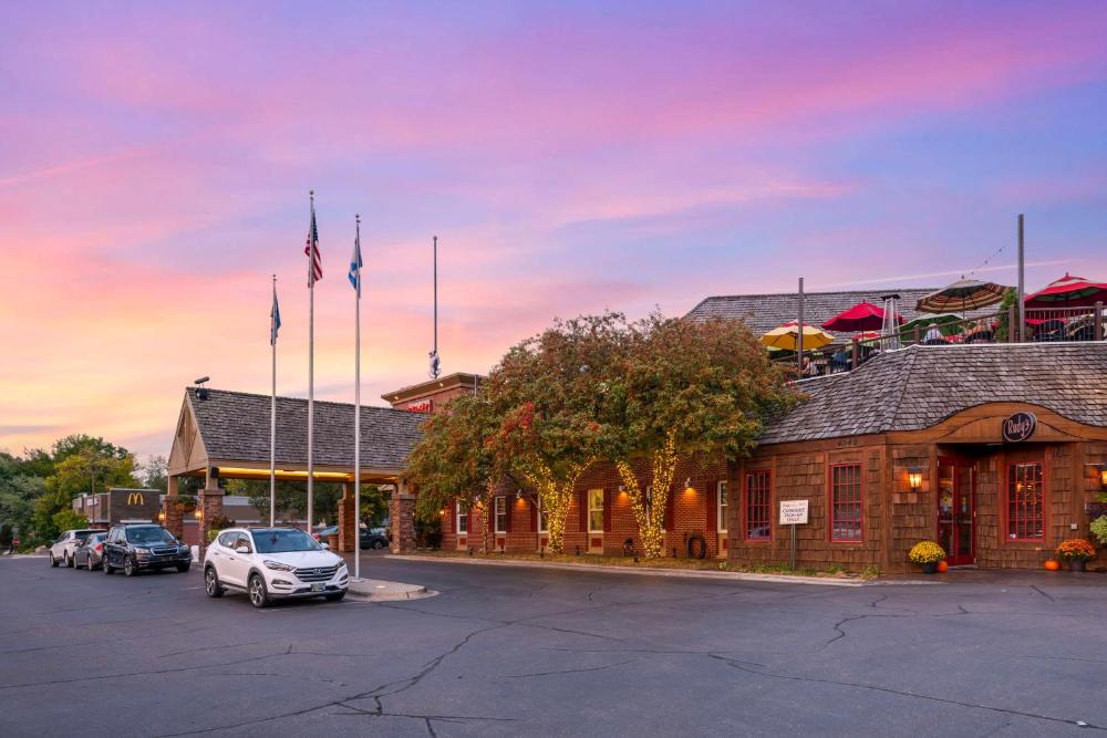 Best Western Plus White Bear Country Inn hotel hero