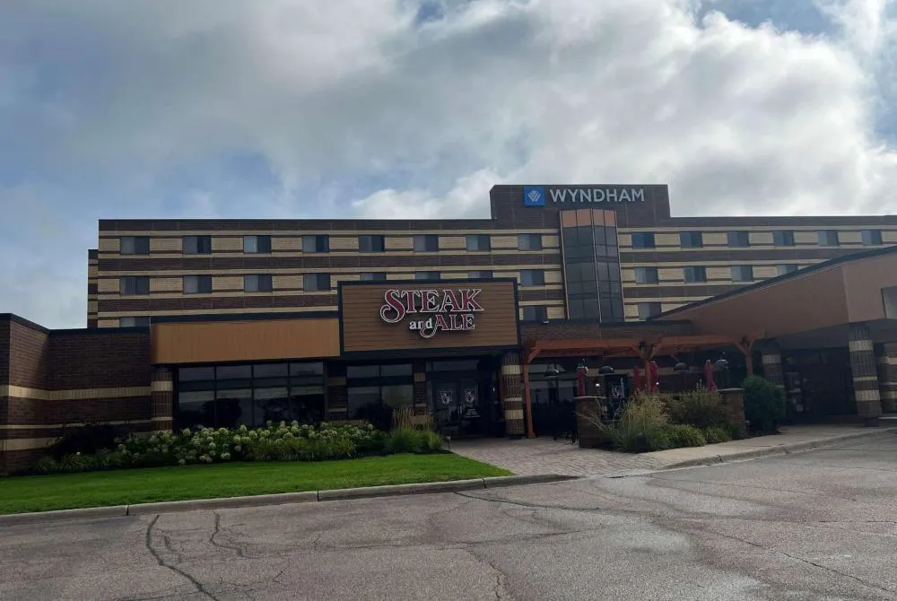 Wyndham Minneapolis South/Burnsville hotel hero