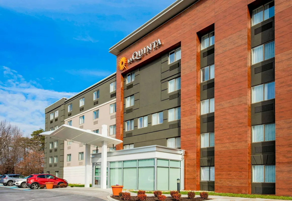 La Quinta Inn & Suites by Wyndham Baltimore BWI Airport hotel hero