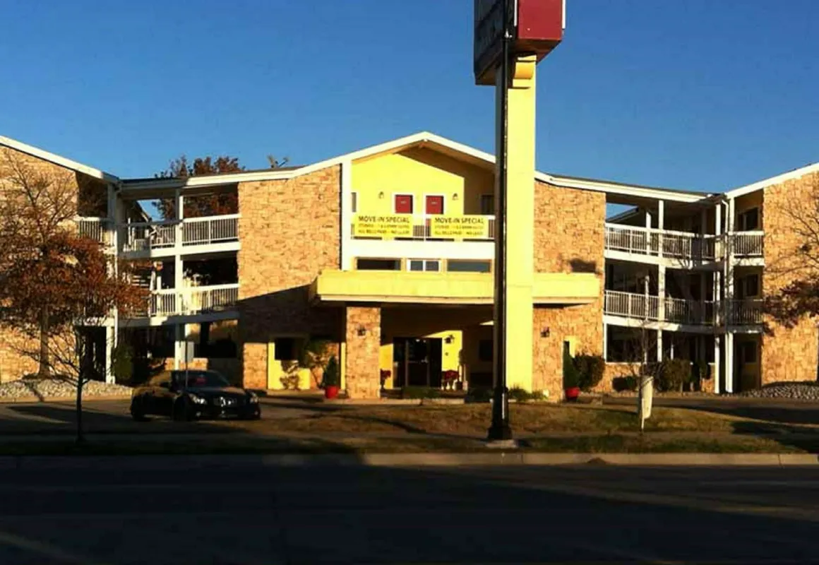 Oaktree Inn & Suites Oklahoma hotel hero