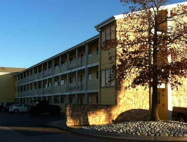 Oaktree Inn & Suites Oklahoma hotel detail image 3