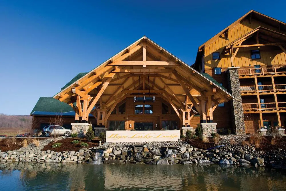 Hope Lake Lodge & Indoor Waterpark hotel hero