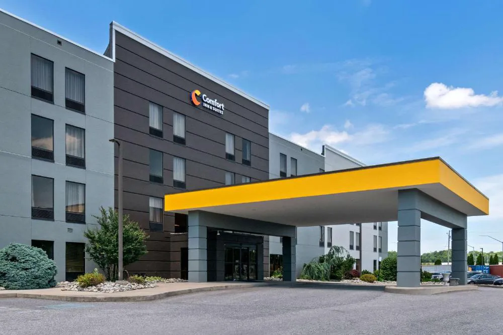 Comfort Inn & Suites hotel hero