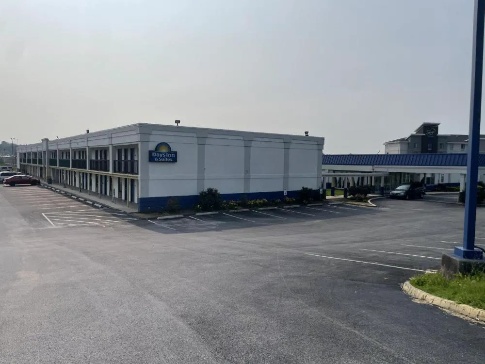 Days Inn & Suites by Wyndham York hotel hero