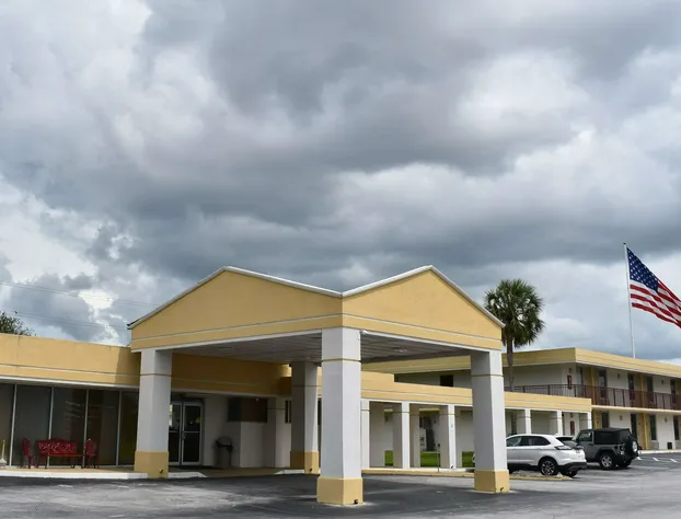Super 8 by Wyndham Ocala I-75 hotel detail image 3