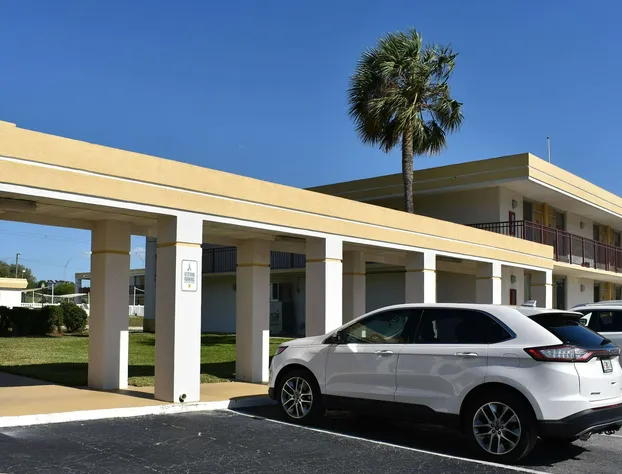 Super 8 by Wyndham Ocala I-75 hotel detail image 4