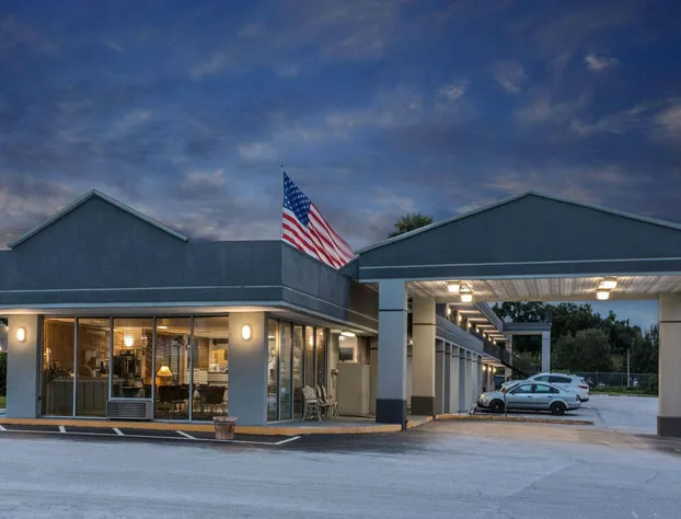 Super 8 by Wyndham Ocala I-75 hotel detail image 2