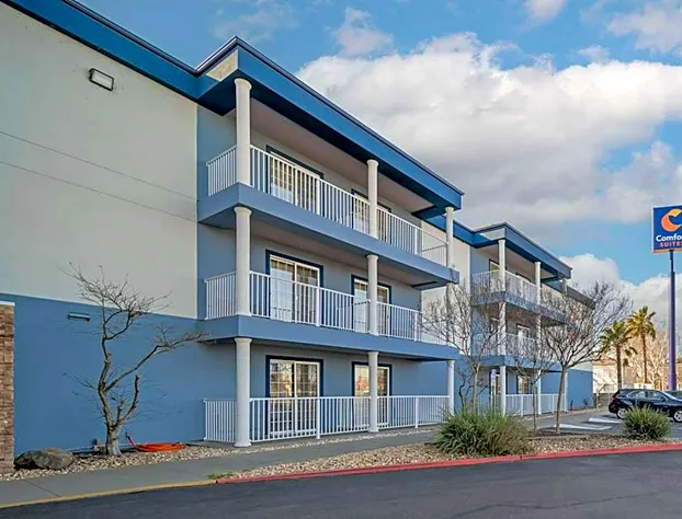 Comfort Suites Red Bluff near I-5 hotel detail image 1