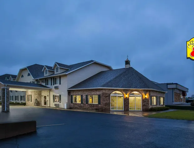 Super 8 by Wyndham Reedsburg hotel detail image 1